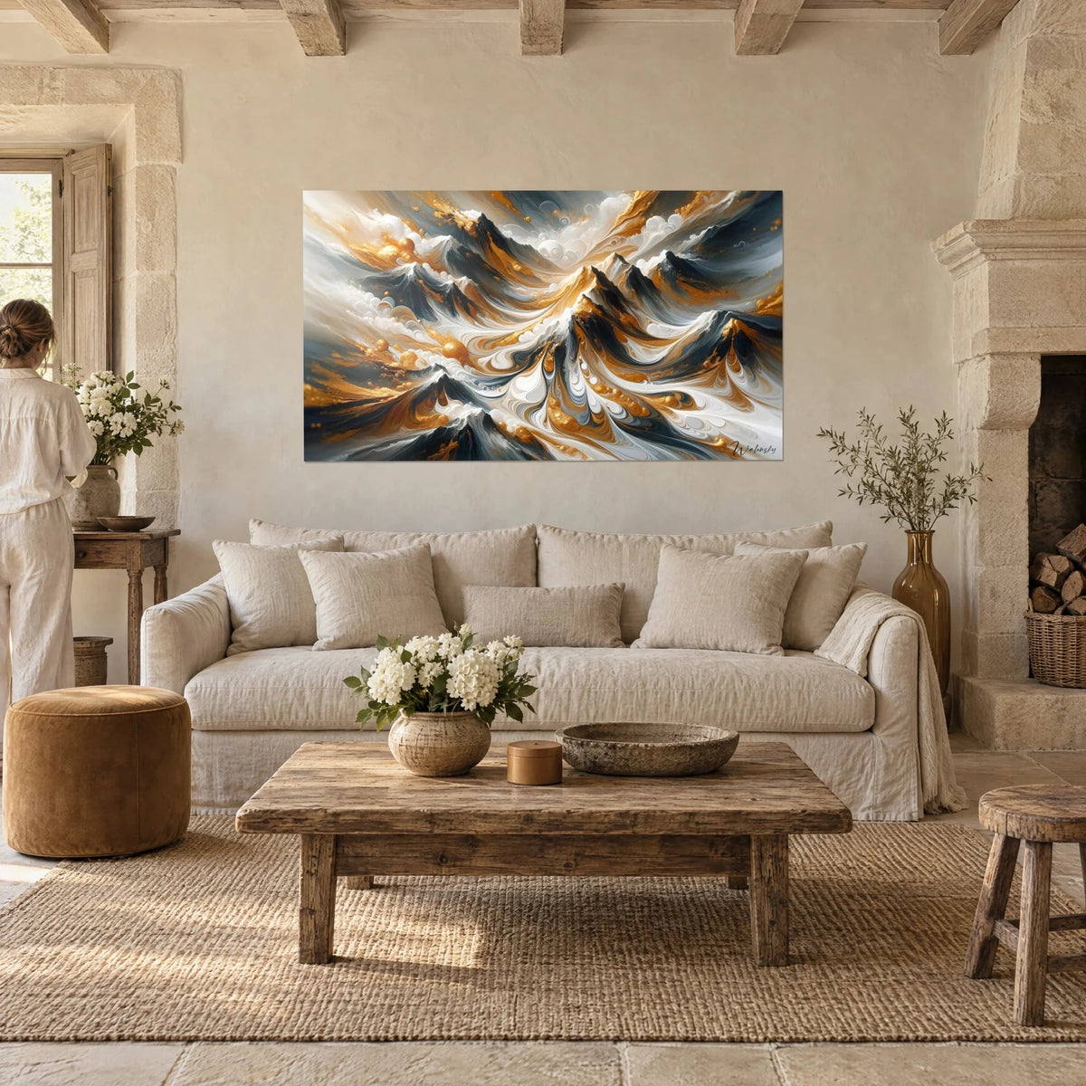 Tableau montagnes abstraites aux crêtes dorées et tourbillons blancs sur fond anthracite, au-dessus d'un canapé dans un salon lumineux