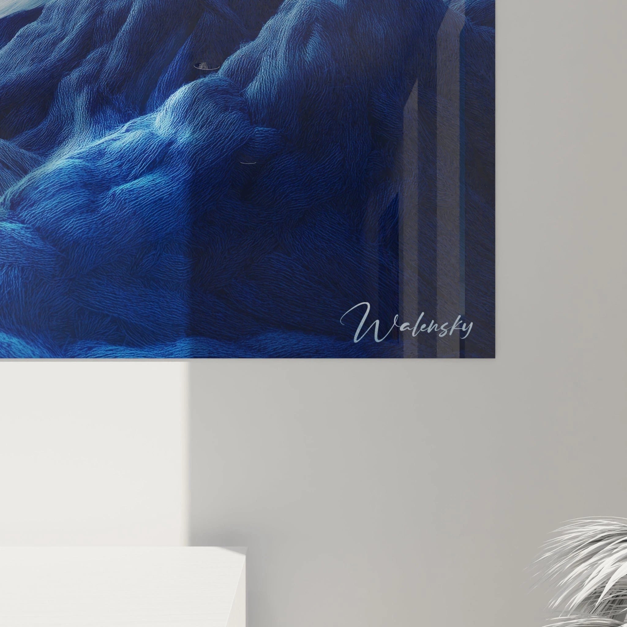 Un tableau montagnes fluides où les sommets bleu clair surgissent de vallées bleu marine profondes, créant un effet de vagues gelées texturées et stratifiées qui évoquent simultanément un paysage montagneux et un océan capturé dans l'instant, aux lignes organiques et dynamiques.
