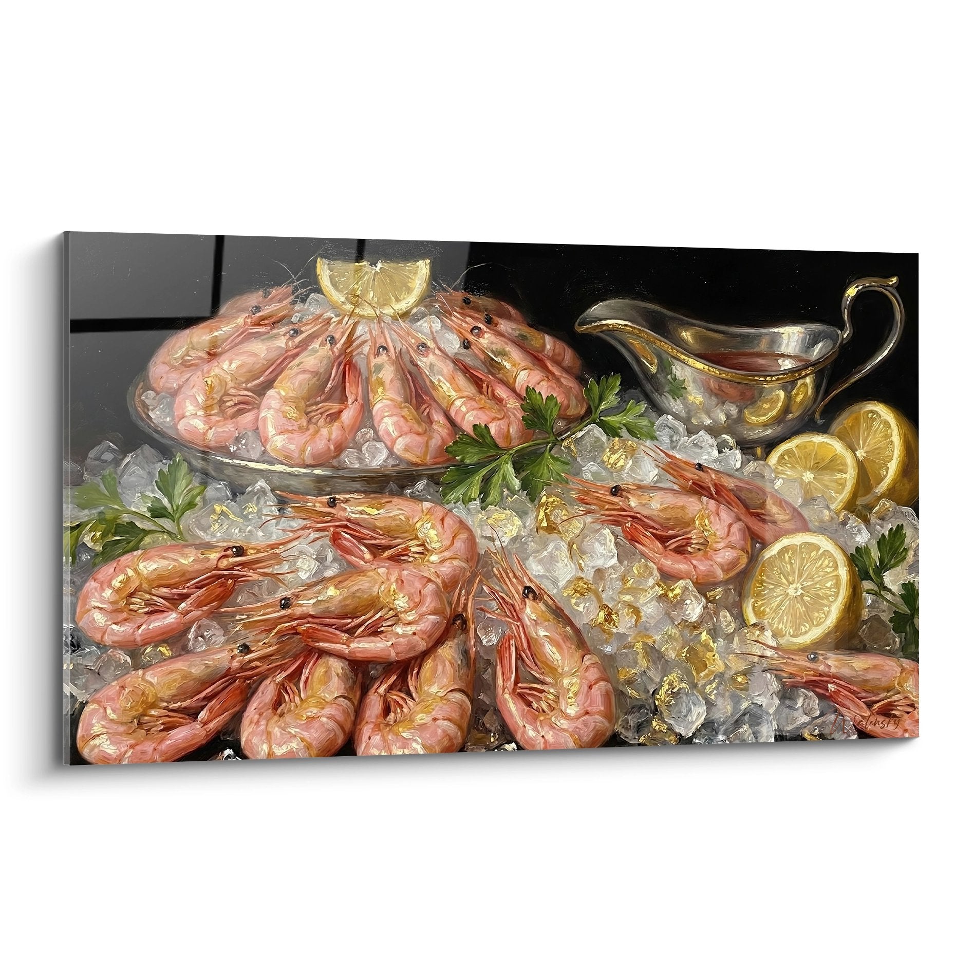 Gemälde mit frischen rosa Garnelen auf Crushed Ice mit Zitrone und silberner Sauciere auf schwarzem Hintergrund