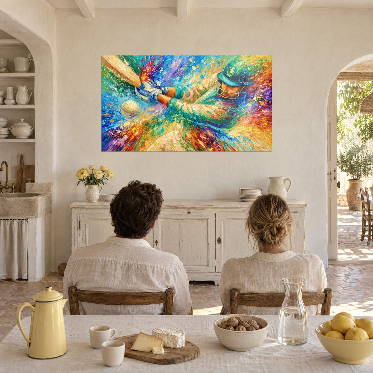 Schilderij sporter achter een metalen rooster, dikke kobaltblauwe en vermiljoenrode verfstreken, stel van achteren, Provençaalse woonkamer