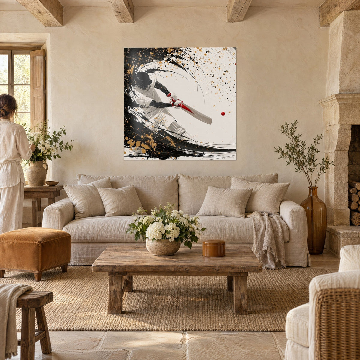 Quadro battitore di cricket in bianco e nero, palla rossa sospesa, schizzi dorati, sopra un divano in un soggiorno luminoso