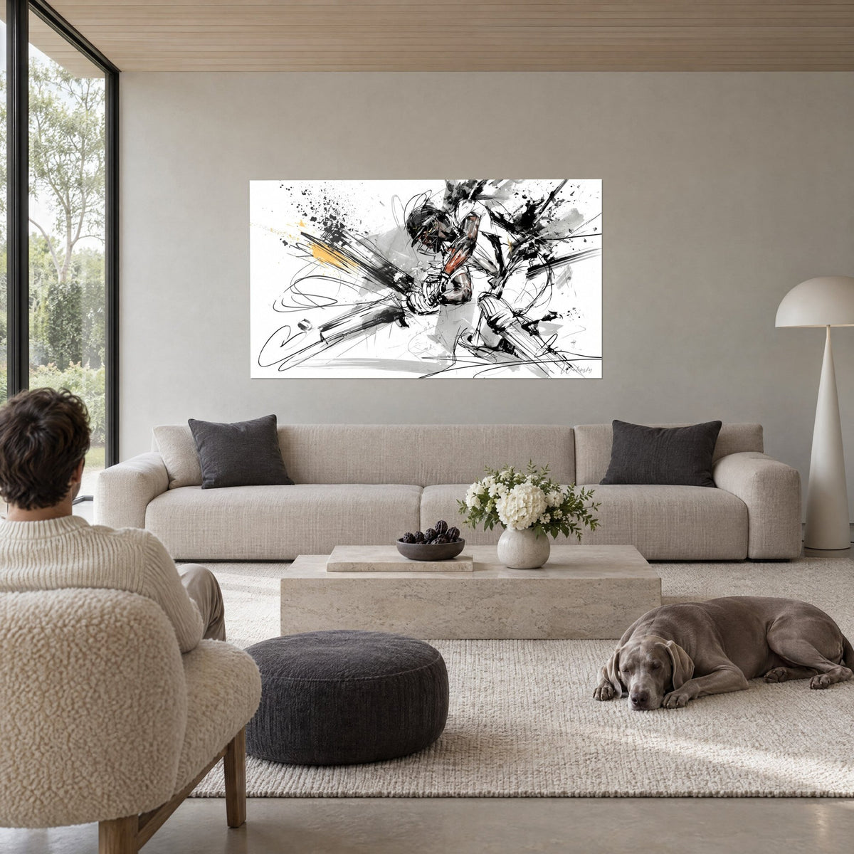 Tableau batteur de cricket casqué frappant la balle, encre noire et éclats ocre, Weimaraner couché, au-dessus d'un canapé dans un salon lumineux