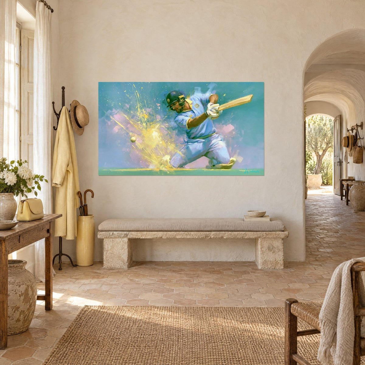 Tableau batteur casqué fendant l'air, batte claire et poussière dorée sur fond bleu-vert, mur beige d'un mas provençal