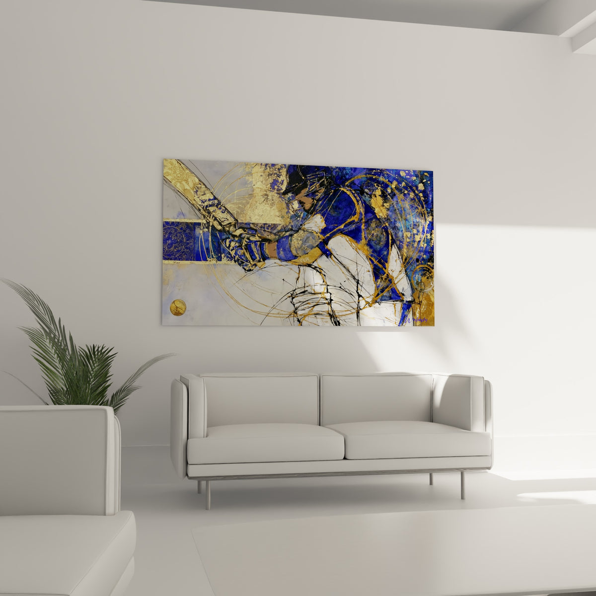Sportif en position de frappe, éclats dorés sur fond bleu nuit, accroché au-dessus d'un canapé dans un salon lumineux