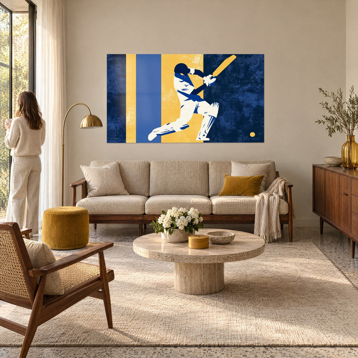 Tableau batteur de cricket en élan, silhouette ivoire sur bandes bleu ciel et jaune, au-dessus d'un canapé dans un salon lumineux