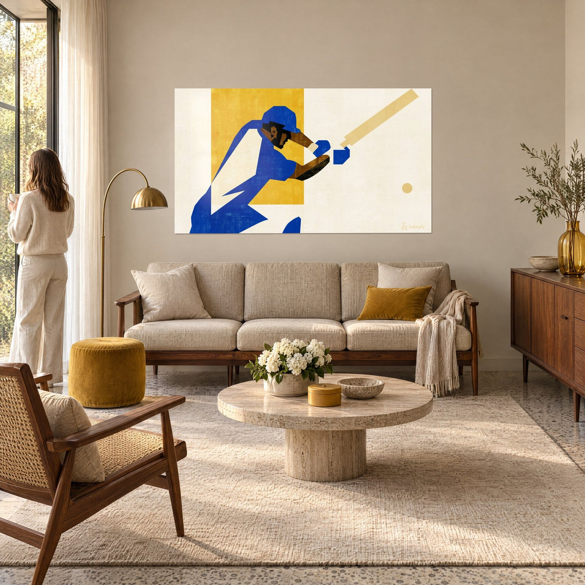 Gemälde eines sich vorbeugenden Cricket-Schlagmanns in Kobaltblau, gelbes Senfpaneel und beige Schläger, über einem Sofa in einem hellen Wohnzimmer