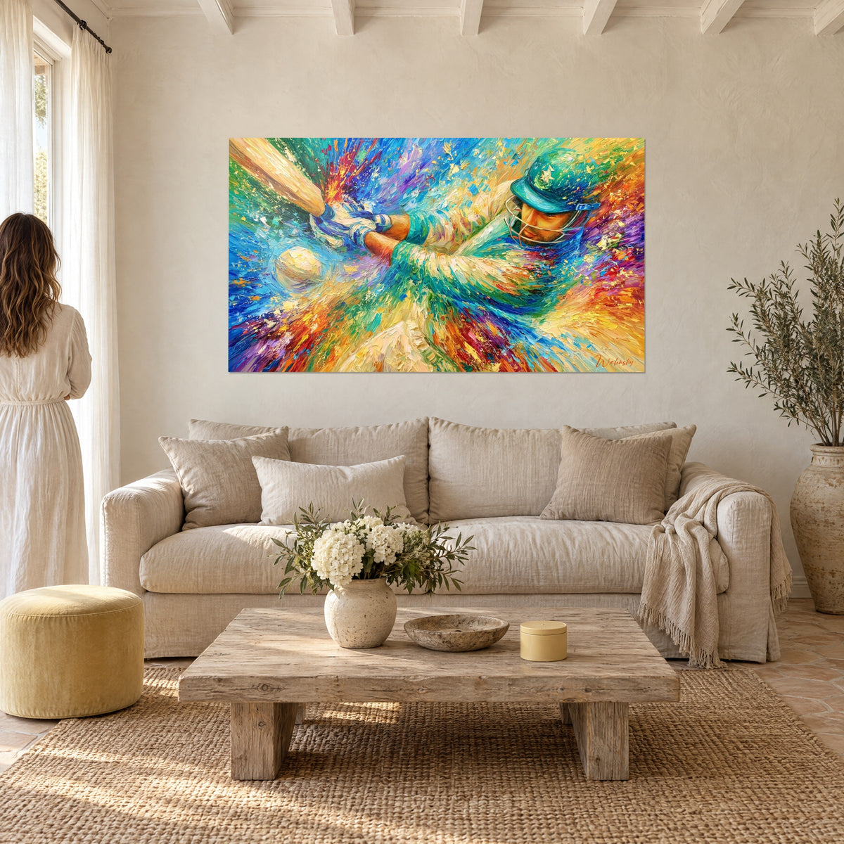 Schilderij cricketspeler met turquoise helm, beige bal, rode en blauwe spetters, vrouw van achteren boven een bank in een lichte woonkamer