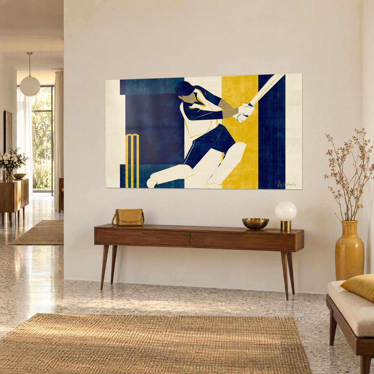 Quadro di un giocatore di cricket in movimento, campiture blu notte e ocra gialla su fondo crema, parete beige, console in legno, vista a tre quarti