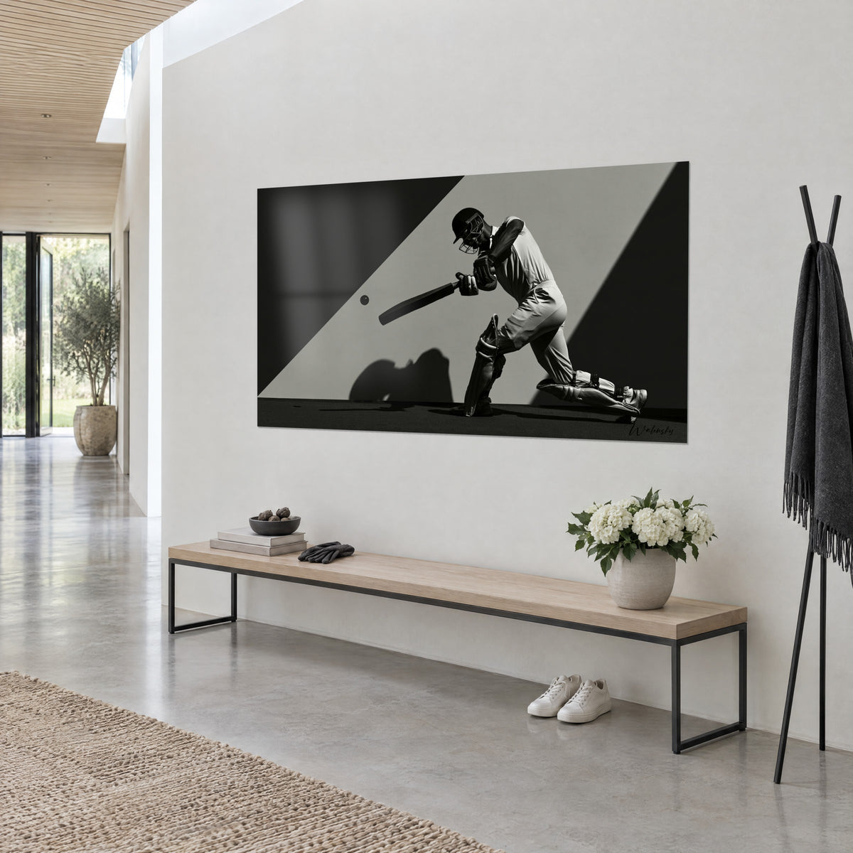 Tableau joueur de cricket fendant la balle, diagonale gris clair sur fond noir, vu de trois quarts dans un couloir de maison