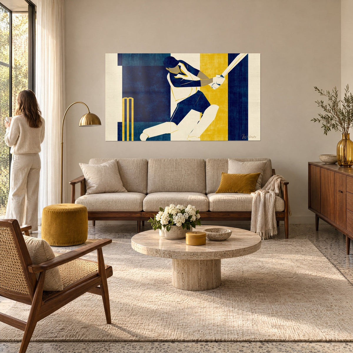 Quadro di un battitore di cricket in pieno swing, blu navy e giallo senape, stumps dorati, sopra un divano in un soggiorno luminoso