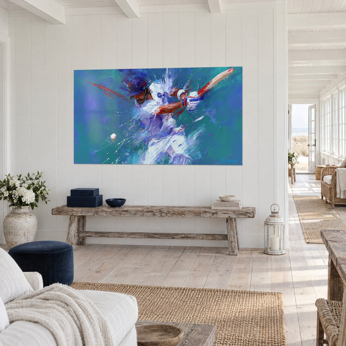 Tableau joueur casqué mi-swing, gants bleu et rouge, touches de peinture à l'huile violettes, mur blanc de maison de bord de mer