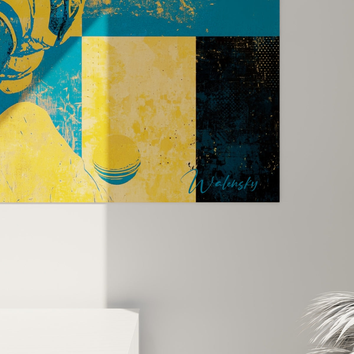Détail des textures granuleuses bleu marine et ocre jaune sur ce tableau de cricket accroché