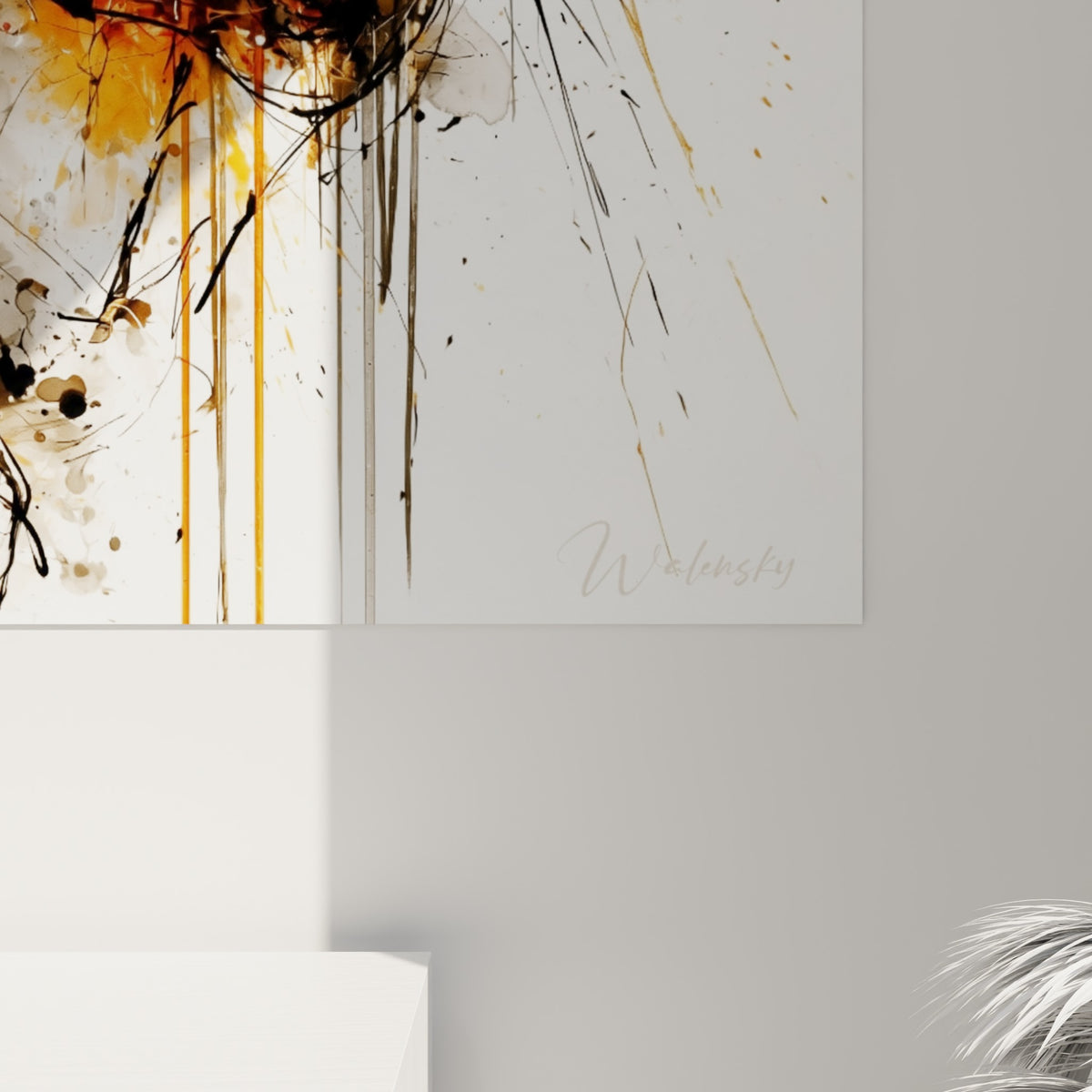 Coulures noires et éclats orange se mêlent sur la toile, révélant la matière et le grain de l'impression