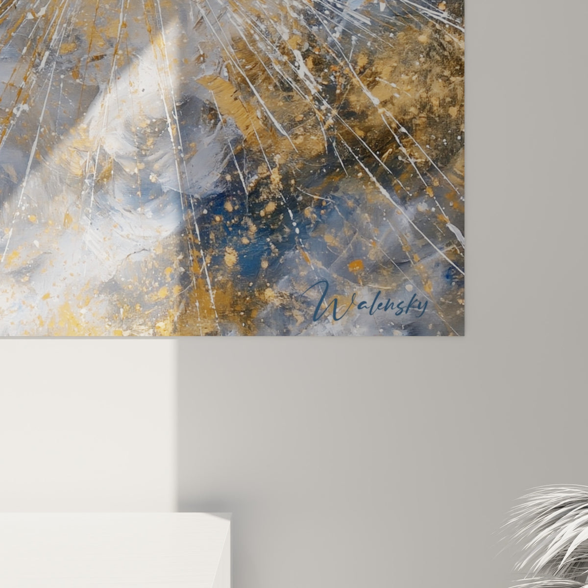 Empâtements dorés et coulures blanches sur fond bleu anthracite, matière brute de la toile visible de près