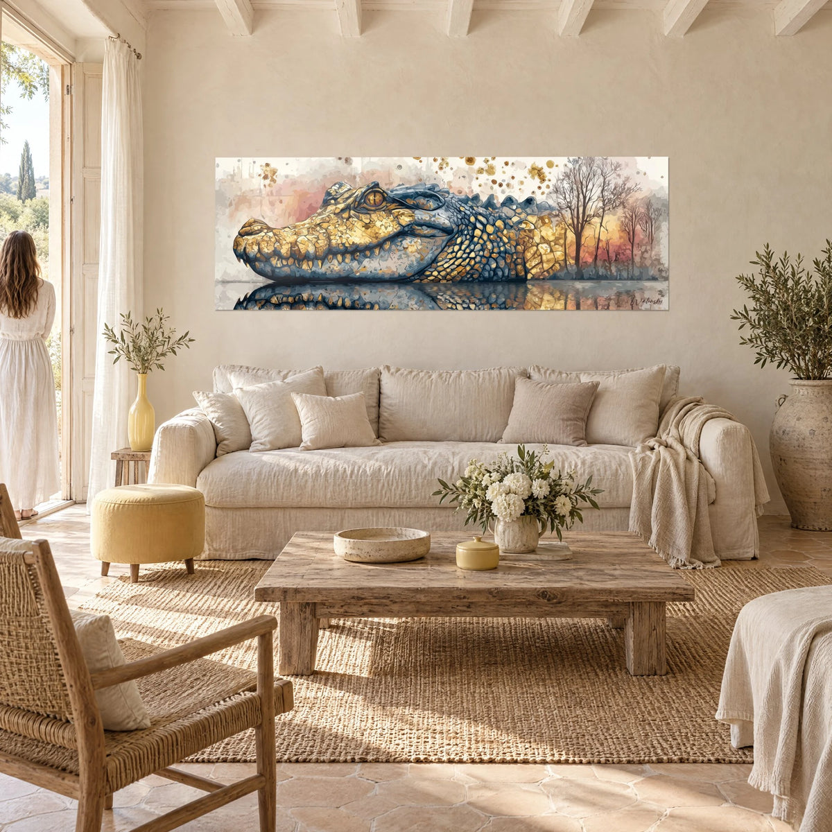 Tableau crocodile aux écailles d'or fendillé de bleu ardoise, reflet dans l'eau, au-dessus d'un canapé dans un salon lumineux