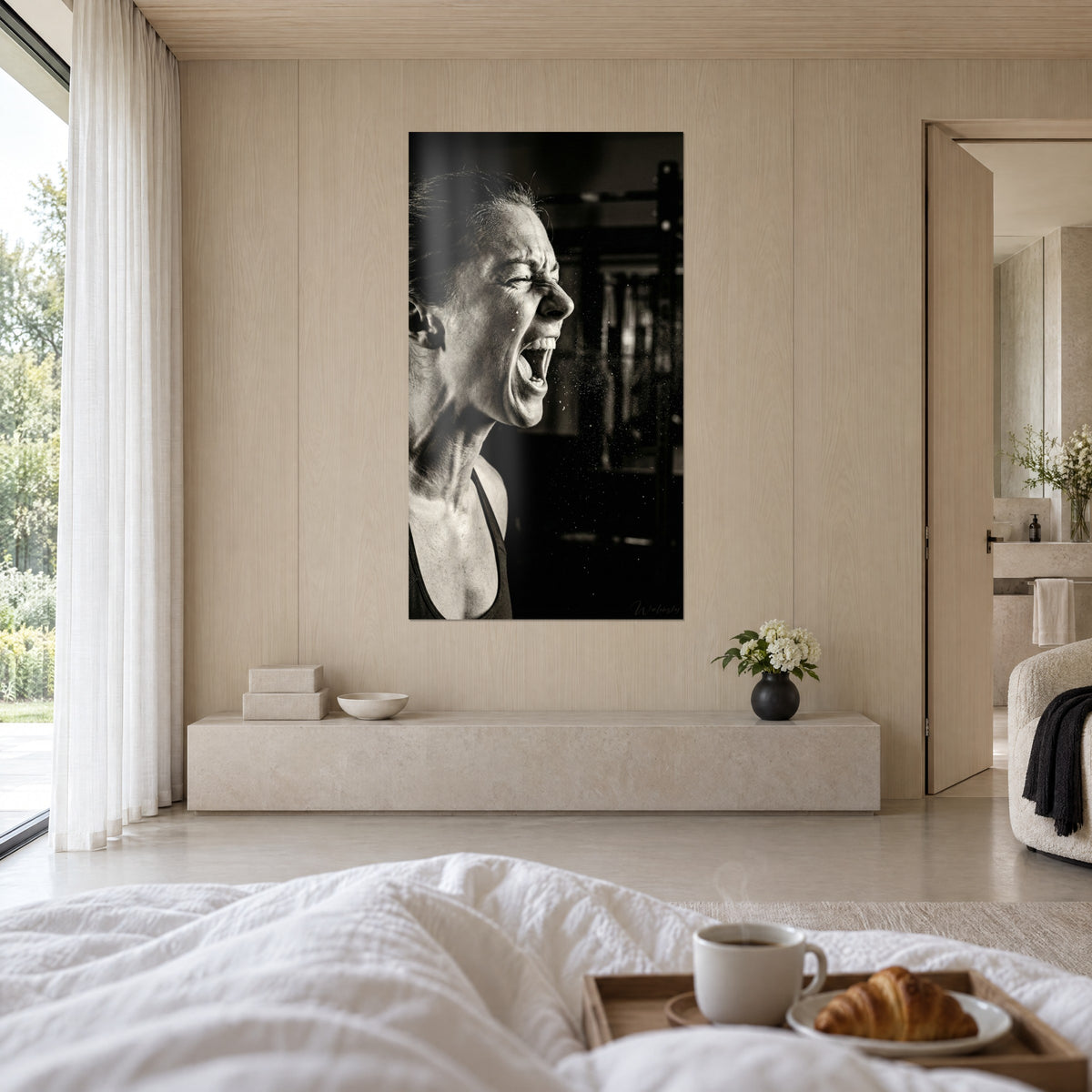 Tableau profil d'une femme rugissant, bouche grande ouverte, tons crème et noir, au-dessus d'un lit dans une chambre claire