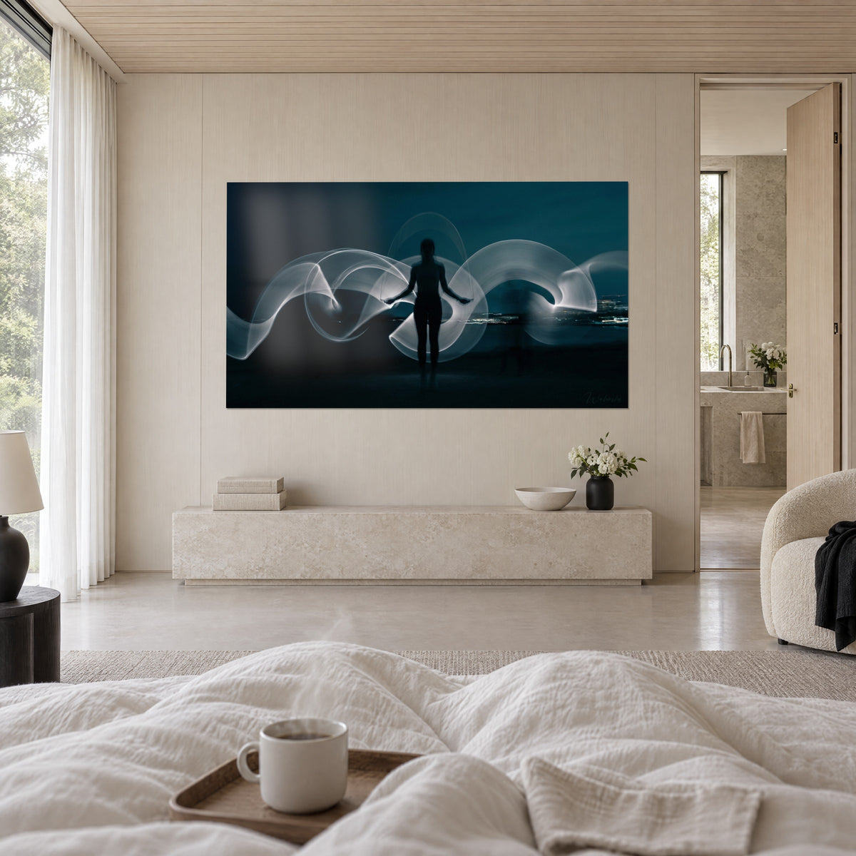 Tableau athlète en contre-jour cernée de boucles lumineuses blanches et bleu nuit, au-dessus d'un lit dans une chambre claire