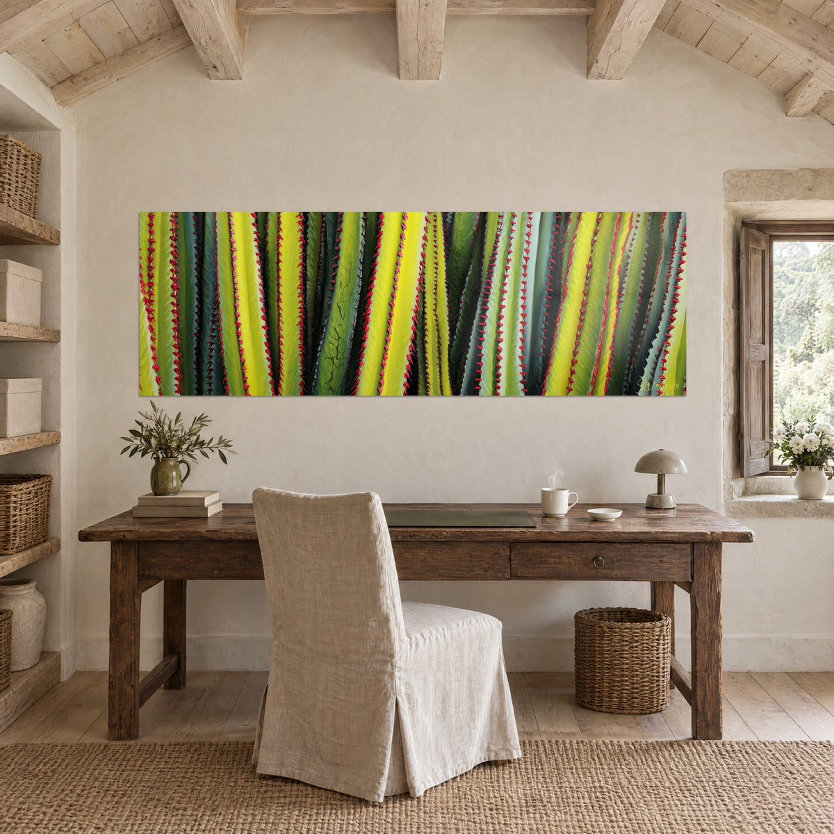 Schilderij van kubistische plantenbladen die diep groen en bleekgeel afwisselen, rode tanden, boven een bureau van ruw hout