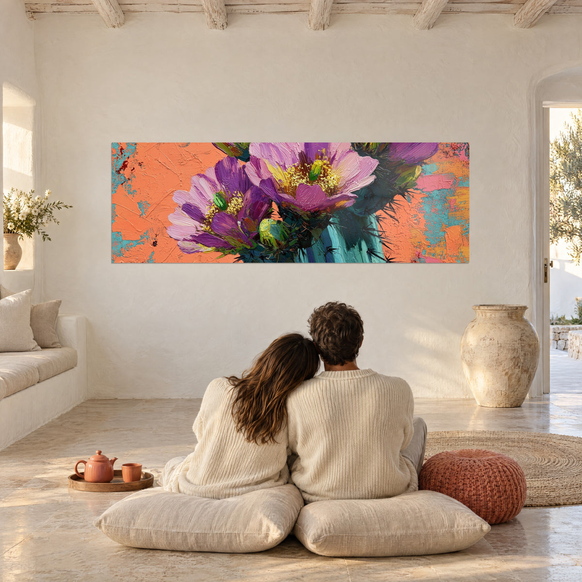 Schilderij bloemenboeket met lila en paarse bloemblaadjes, gele meeldraden, koraal en petrolkleurige achtergrond, witte gewelfde woonkamer