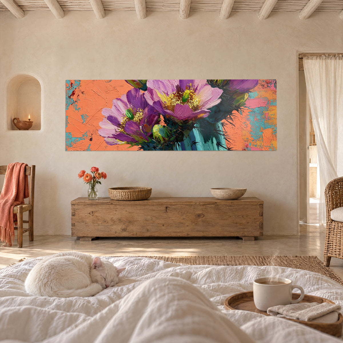 Schilderij paarse bloei op blauwgroene cactus, koraal- en turquoise impastostrepen, boven een bed in een lichte slaapkamer