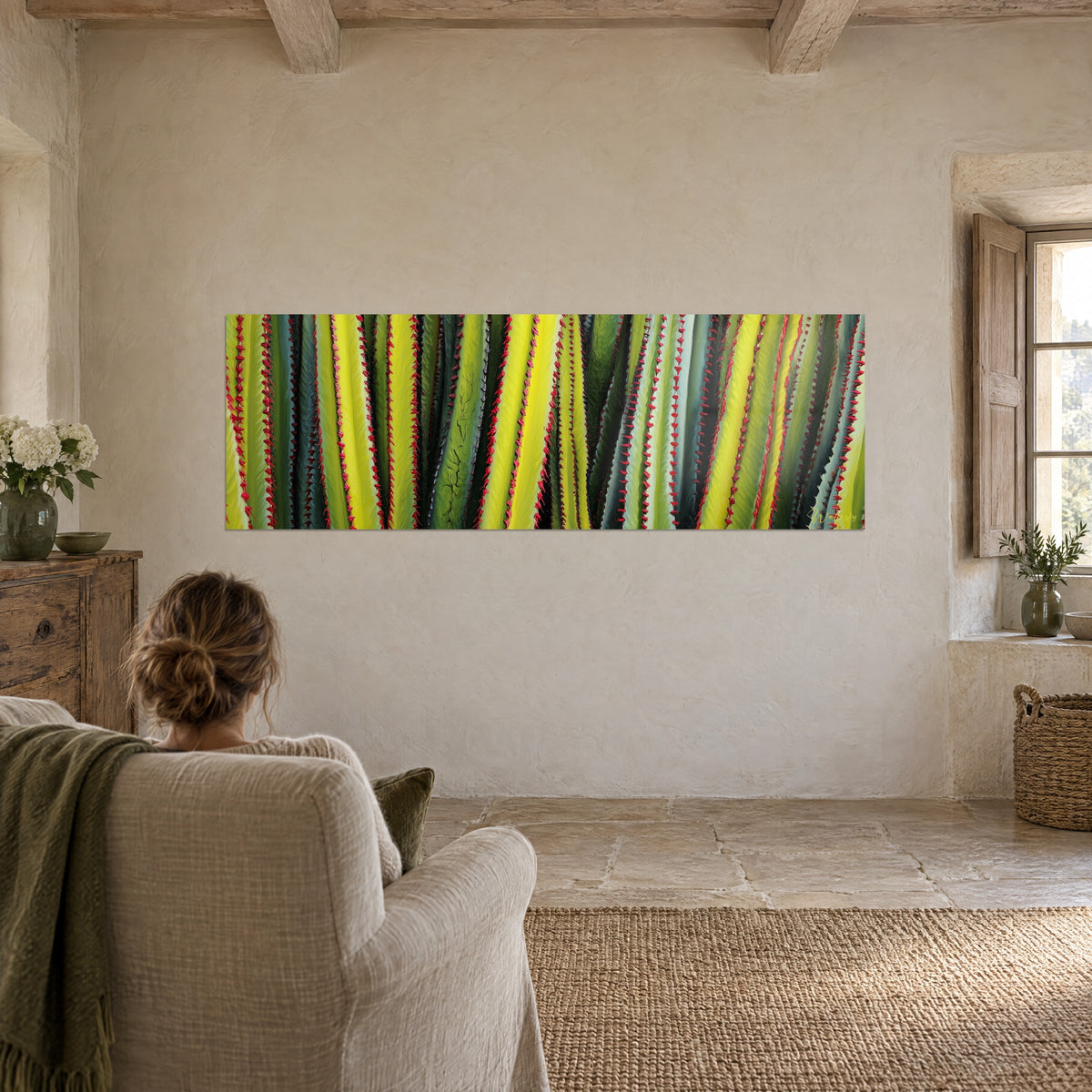 Schilderij van bos van smalle bladeren in jadegroen en helder geel, robijnrode stekels, vrouw van achteren in een fauteuil, stenen huis