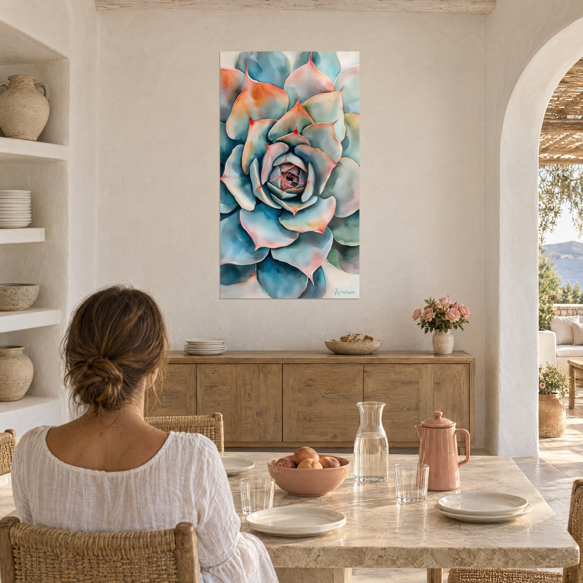Tableau fleur de pierre aux nuances turquoise, saumon et ocre, femme de dos à une table, alcôve voûtée blanche