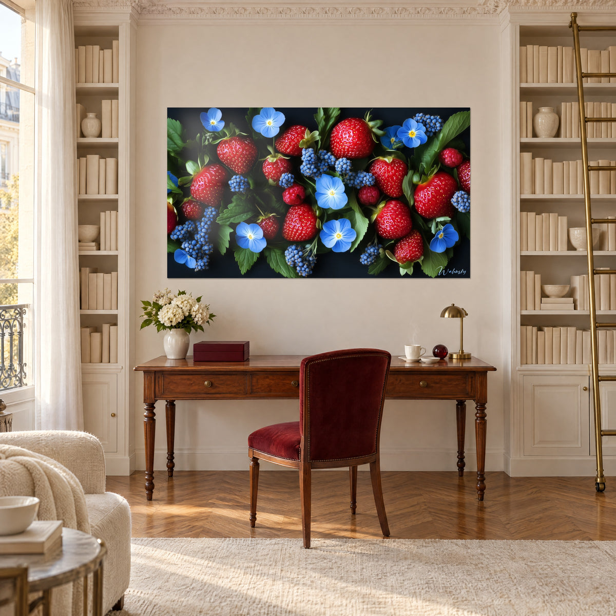 Gemälde glänzende rote Beeren, sattgrünes Laub und blaue Trauben, über einem Holzschreibtisch zwischen zwei Bücherregalen