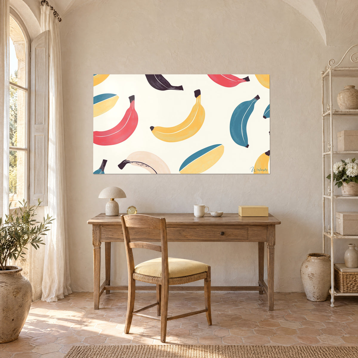 Cuadro ilustración de plátanos maduros en coral y turquesa, fondo crema, frente a un escritorio de madera y una silla de mimbre