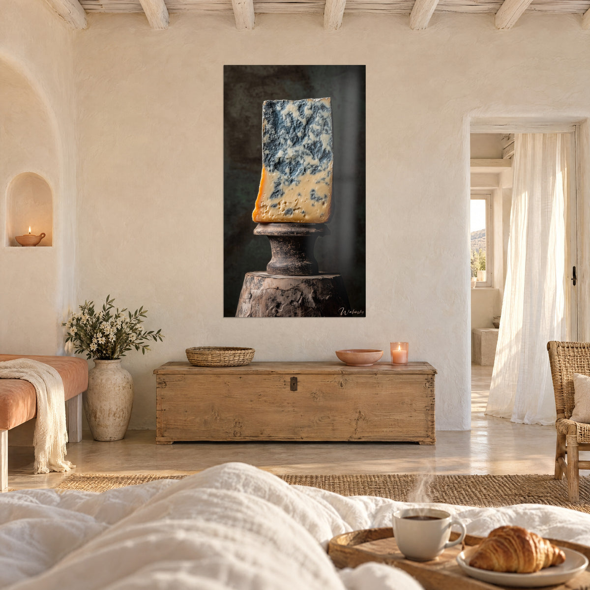 Schilderij blok roquefort met grijze en crème schimmeladers op een verroest voetstuk, boven een bed in een lichte slaapkamer