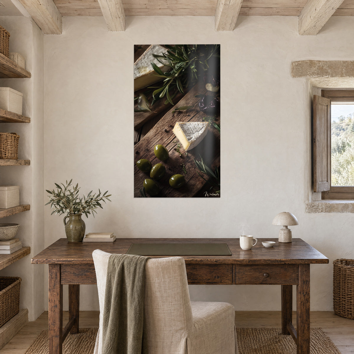 Quadro tagliere da degustazione, formaggio bianco cremoso, olive verdi e prugna viola, alla parete di uno studio in legno