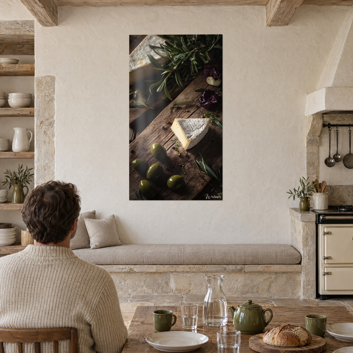 Quadro camembert avorio, rametti di timo e olive verdi lucide, soggiorno rustico e cucina a vista