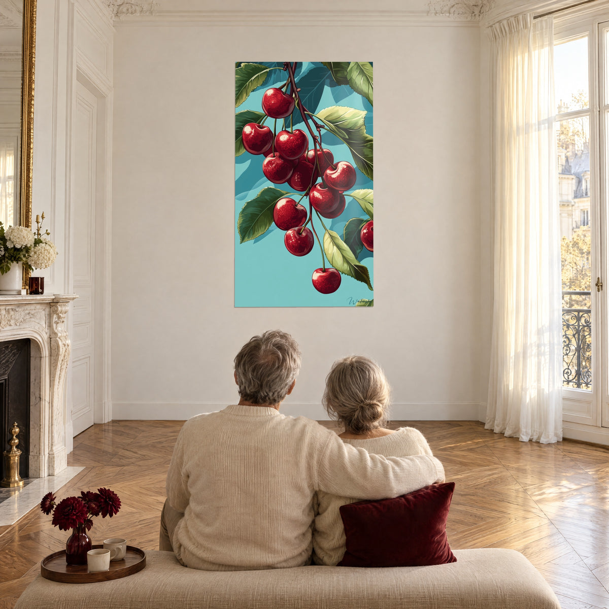 Quadro ciegie vermiglie su sfondo blu laguna, foglie verdi dentellate, di fronte a una coppia seduta di spalle su un divano