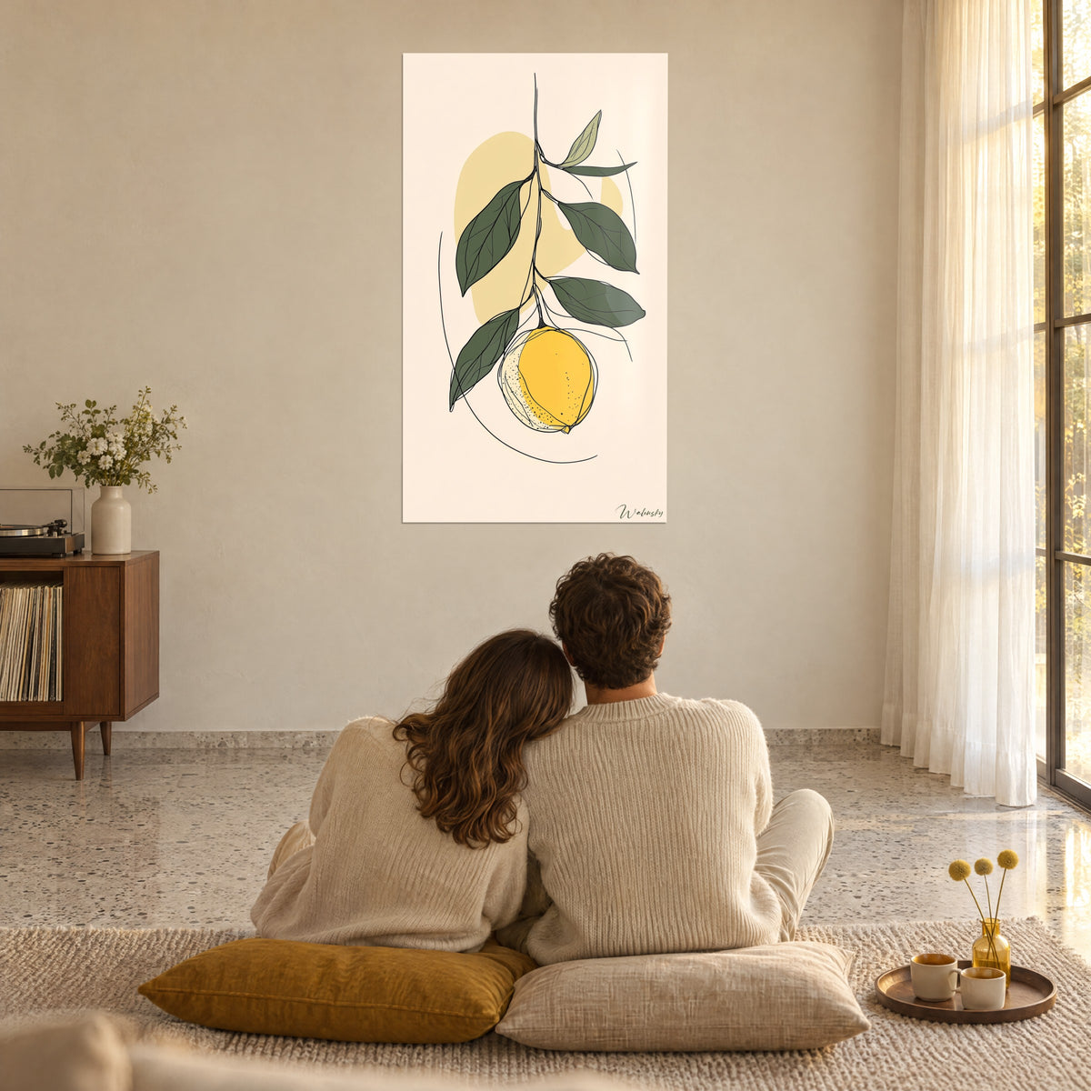 Cuadro ilustración depurada de un limón amarillo vivo y hojas verde pino sobre fondo crema, frente a una pareja sentada en cojines