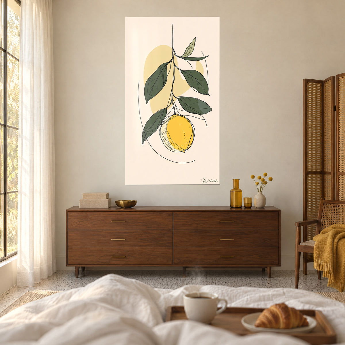 Cuadro rama de limonero con hojas verde oscuro y fruto amarillo dorado sobre fondo melocotón, encima de una cama en un dormitorio luminoso