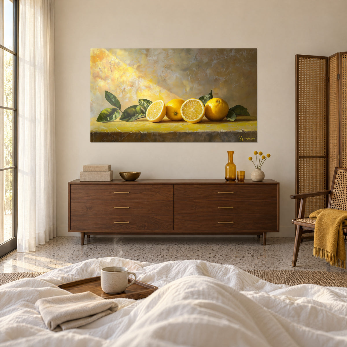 Quadro frutti acidi brillanti su pietra zafferano, fascio di luce dorata su sfondo talpa, sopra un letto in una camera luminosa