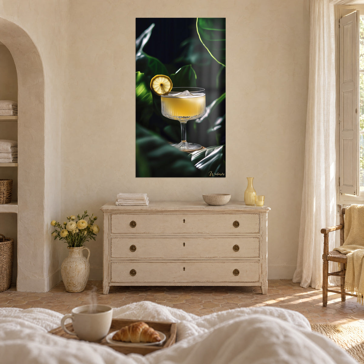Tableau boisson ambrée dans une coupe en cristal strié, rondelle de citron jaune, feuilles émeraude, au-dessus d'un lit dans une chambre claire