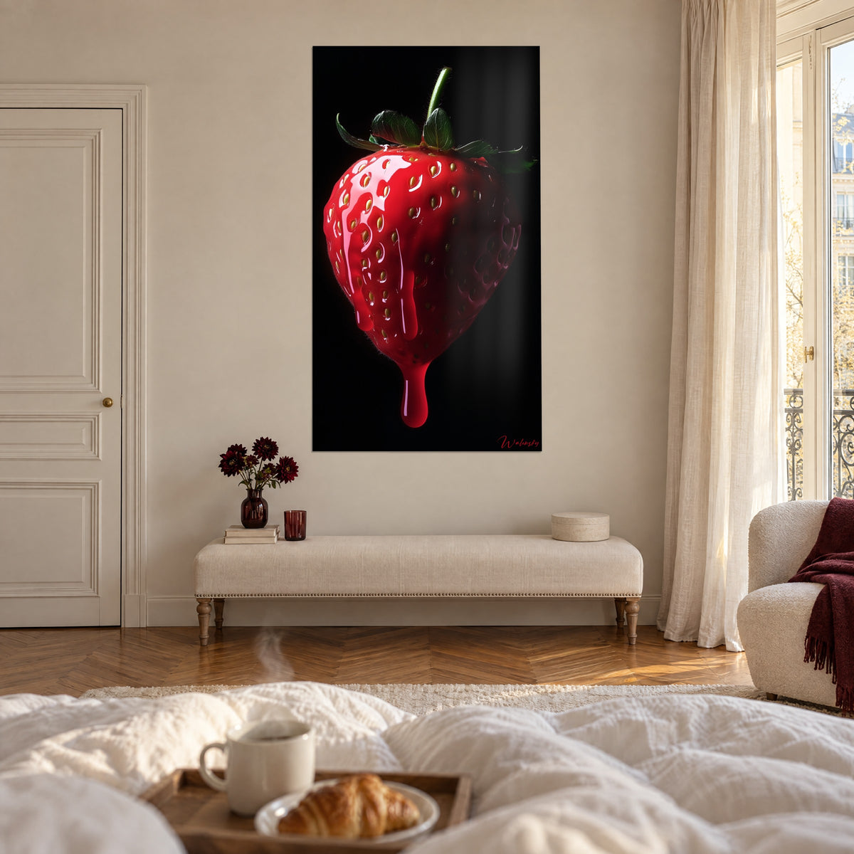Cuadro baya roja vivo glaseada con una gota brillante sobre fondo negro, pared blanco roto, encima de una cama en un dormitorio luminoso