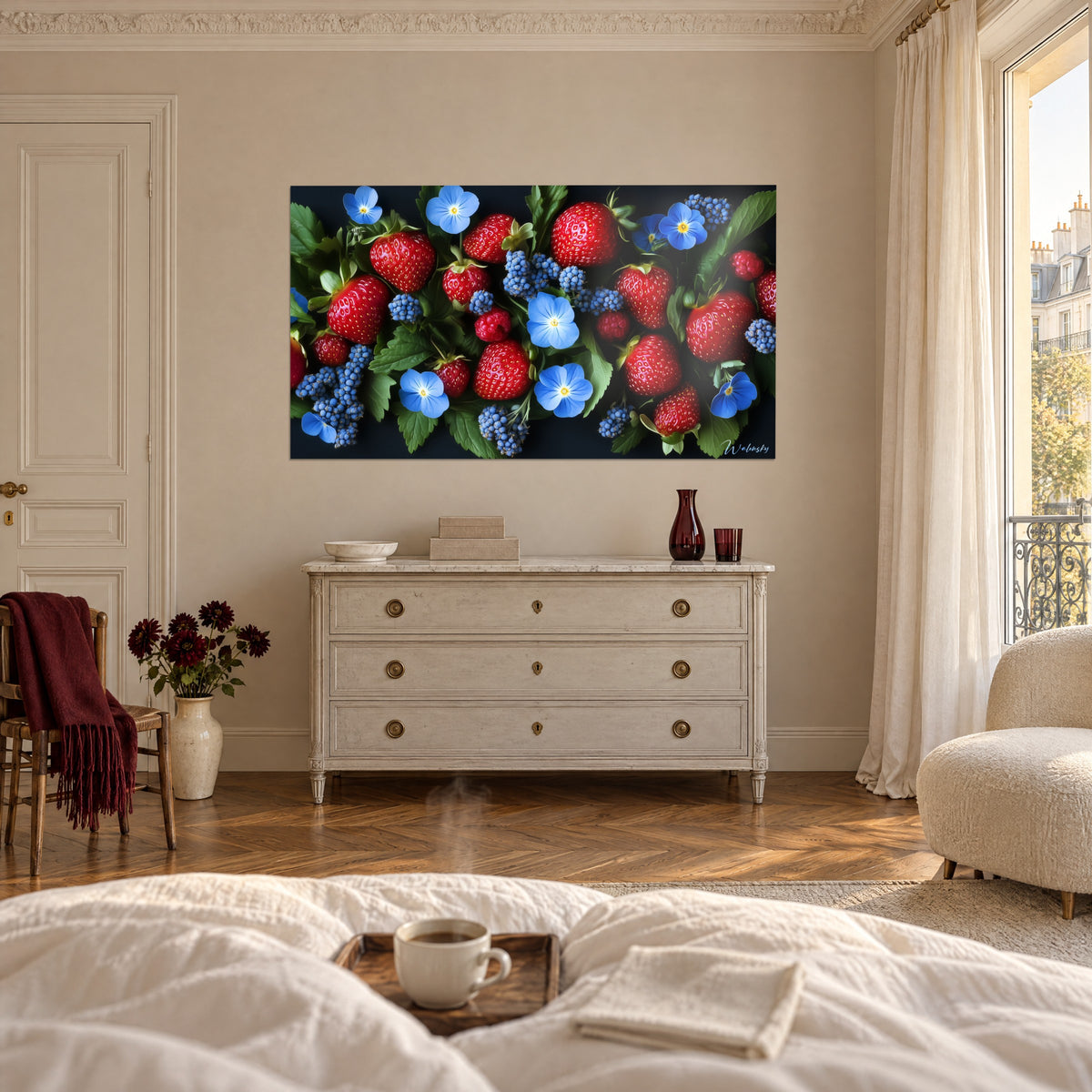 Gemälde Stillleben mit purpurroten Erdbeeren und kleinen blauen Blüten auf dunklem Grund, über einem Bett in einem hellen Schlafzimmer