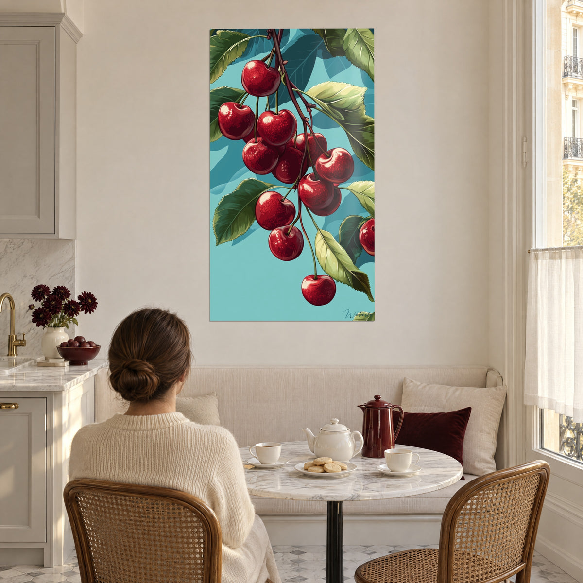 Quadro frutti scarlatti appesi ai loro steli, foglie verde tenue e blu petrolio, vicino a un tavolo da cucina chiaro