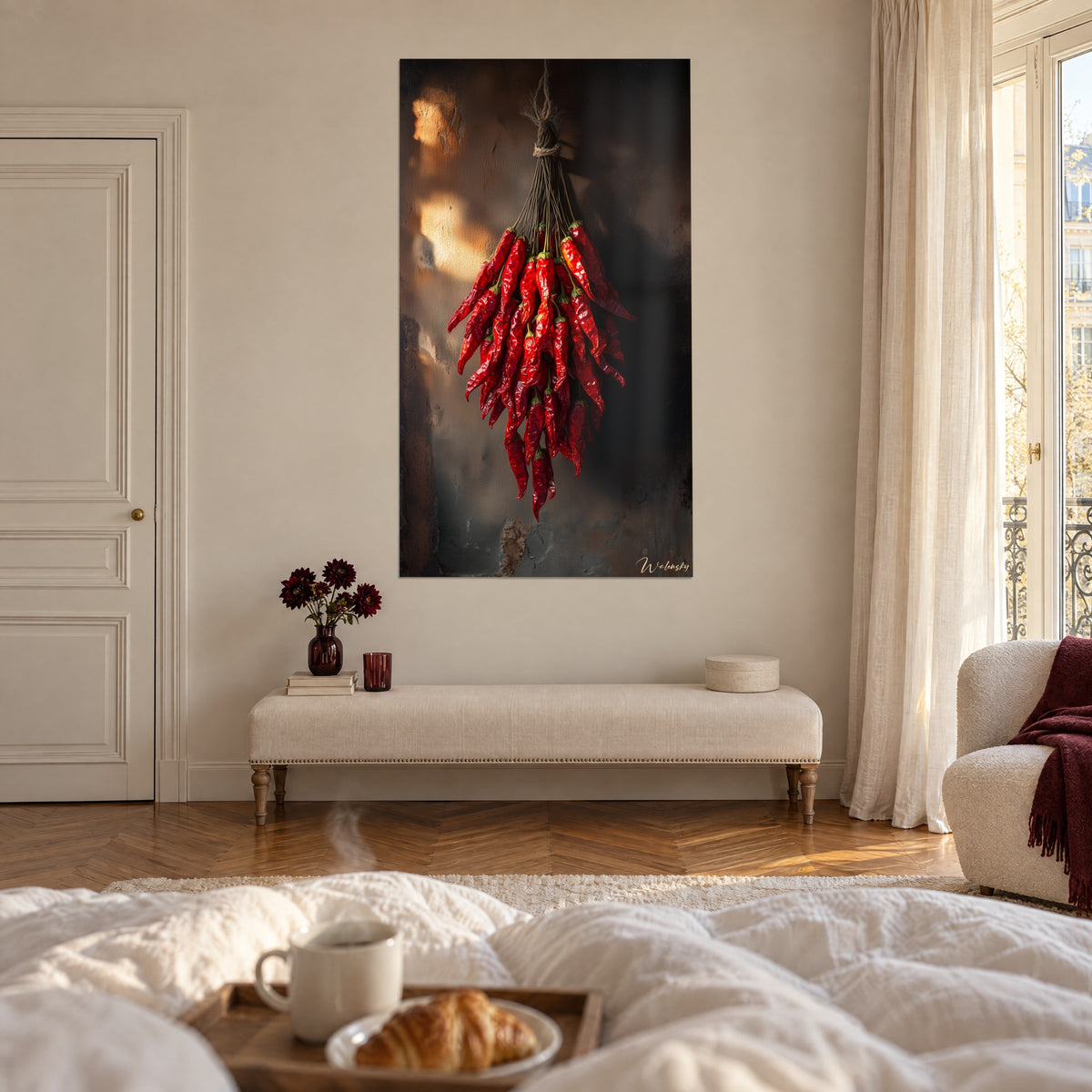 Cuadro de un ramo de guindillas rojo vivo atado con una cuerda, luz dorada sobre fondo marrón, encima de una cama en un dormitorio luminoso
