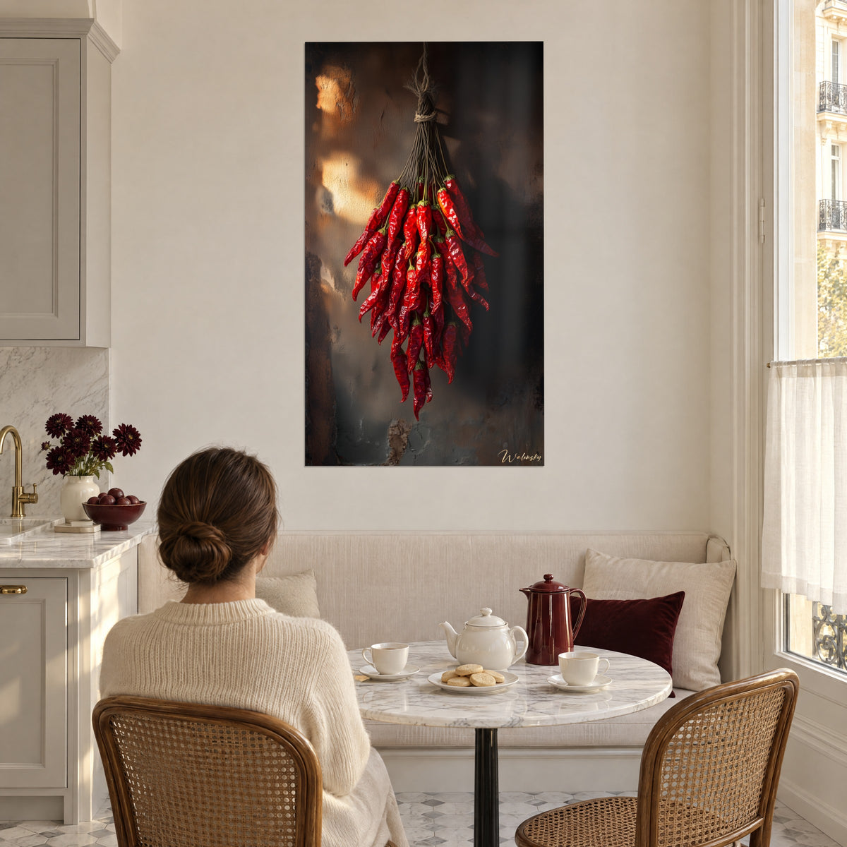 Cuadro de guindillas secas vidriadas rojo cereza, tallos verdes y pared envejecida, frente a una mesa de desayuno en una cocina