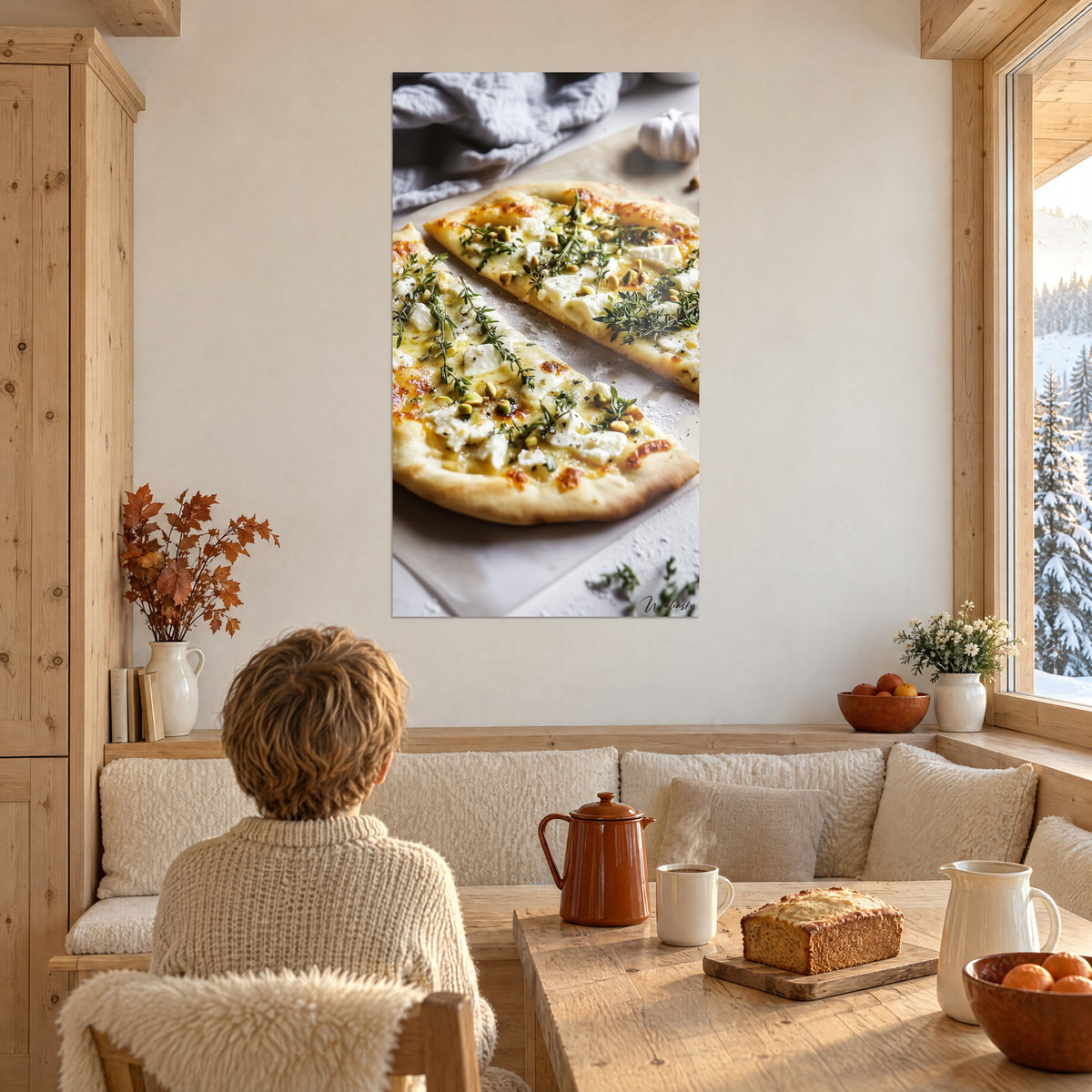 Cuadro porción de pizza blanca, queso de cabra nevado, pistachos verdes y tomillo fresco, corteza rubia, salón de chalet junto a una ventana