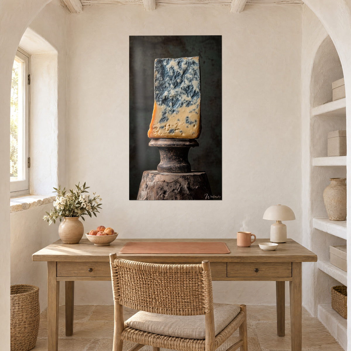 Schilderij plak Bleu d'Auvergne als stilleven, blauwgrijs en oranje op een donkere achtergrond, houten bureau en boog