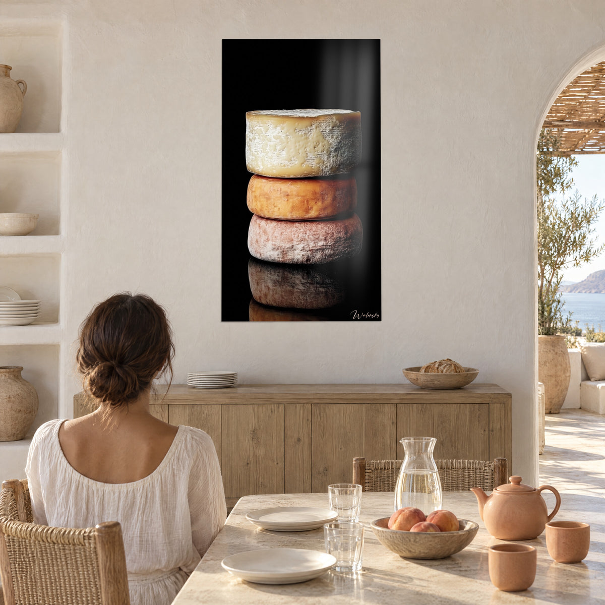 Gemälde dreier übereinandergelegter Tommes, flaumige cremefarbene, ockerfarbene und rosa Rinde, Lichtreflex auf Schwarz, gekalkte Wand neben einem Bogen