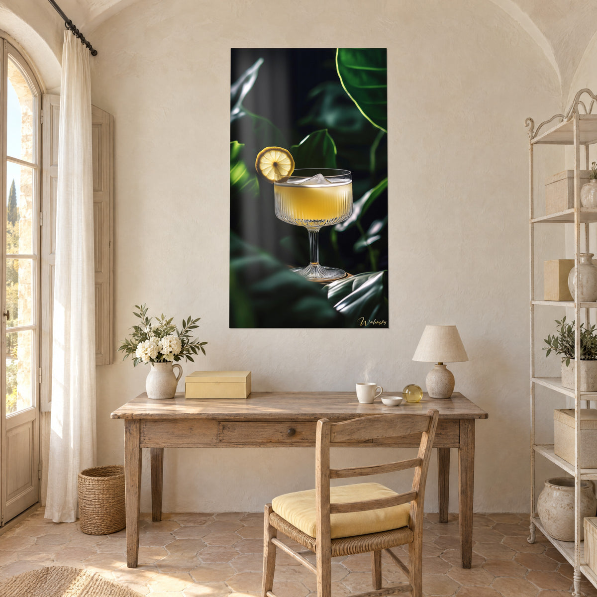 Tableau coupe givrée remplie de liqueur jaune paille, zeste citron, ombres vert bouteille, au-dessus d'un bureau en bois clair