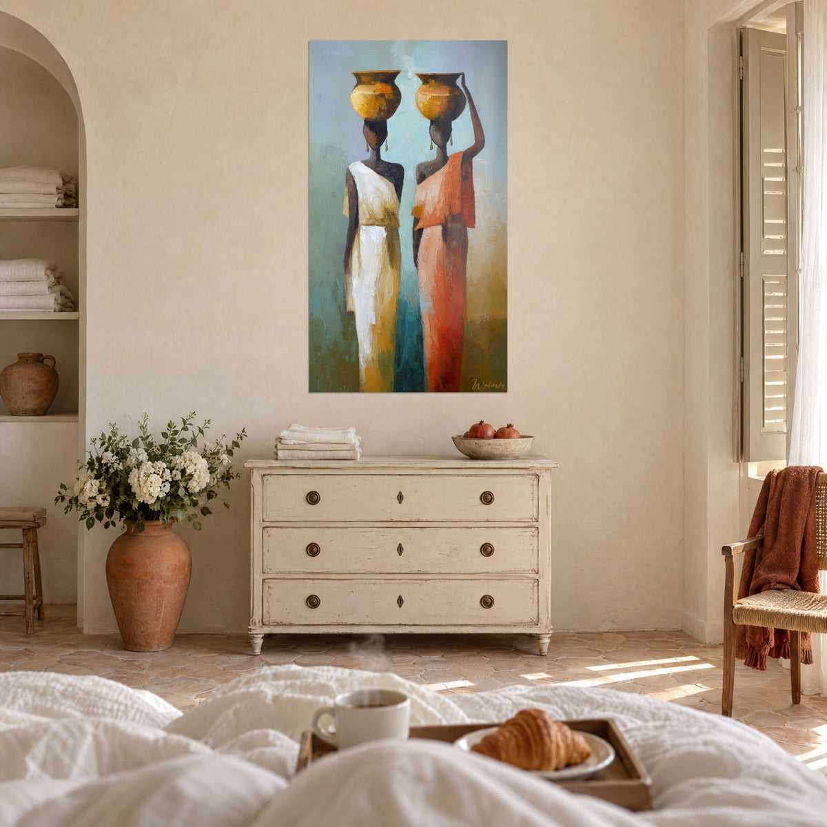 Cuadro siluetas africanas con ánforas doradas, túnicas marfil y rojo coral, encima de una cama en un dormitorio luminoso