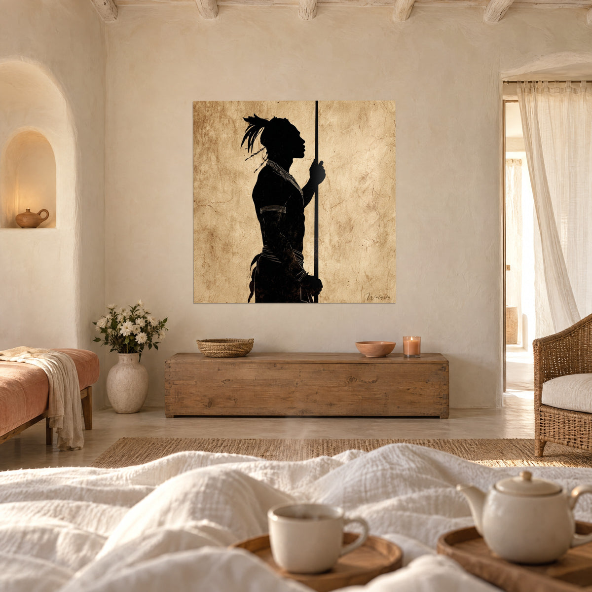 Quadro sagoma di un uomo con lancia e copricapo di piume, beige seppia e nero, sopra un letto in una camera luminosa
