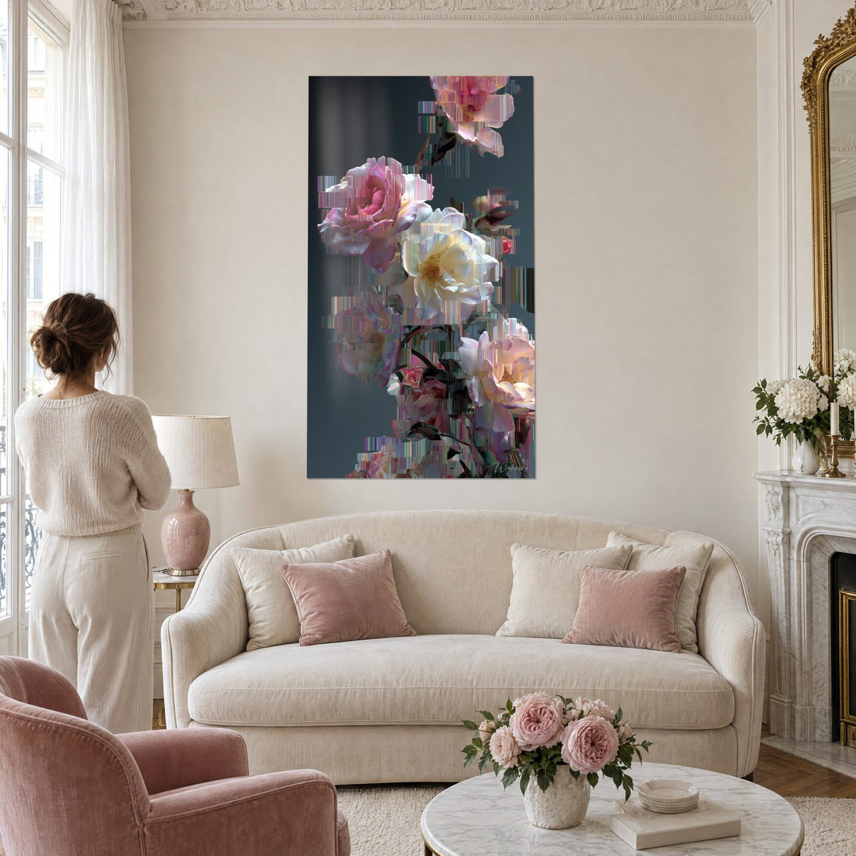 Tableau roses roses et blanches fragmentées en bandes glitch sur fond ardoise, femme de dos, au-dessus d'un canapé dans un salon lumineux