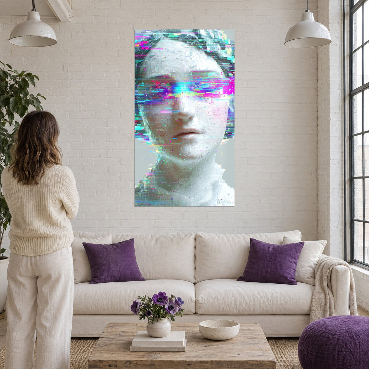 Tableau buste de marbre blanc zébré de bandes magenta et cyan, femme de dos, au-dessus d'un canapé dans un salon lumineux