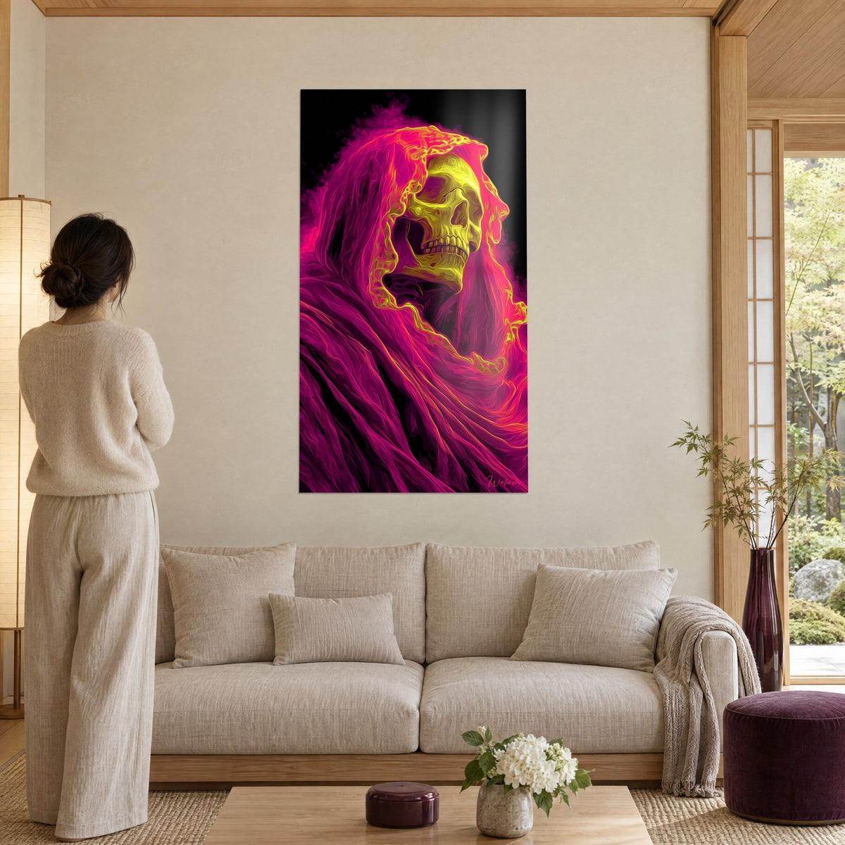 Tableau Faucheuse au crâne jaune acide, capuche magenta et orange flamboyante, femme de dos, au-dessus d'un canapé dans un salon lumineux